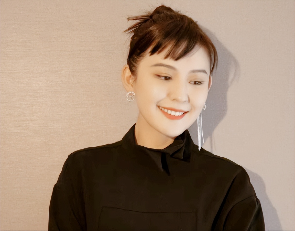 赵丽颖喝水事件恰似管中窥豹，映射多少女性“难以启齿”的秘密