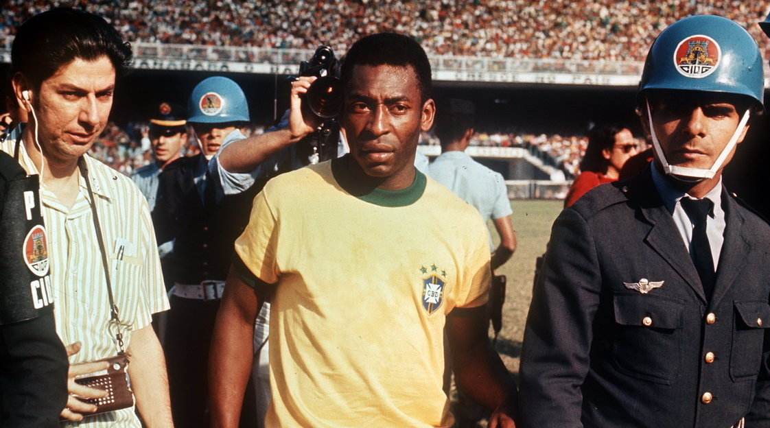 球王贝利的一生有多传奇？从贫民窟到足坛巨星，一代球王就此陨落