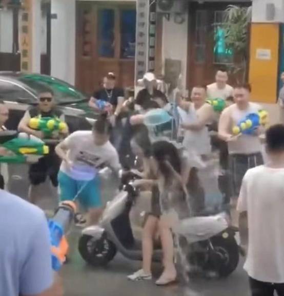 警惕！“泼水节”已成“流氓节”，专找漂亮女生下手