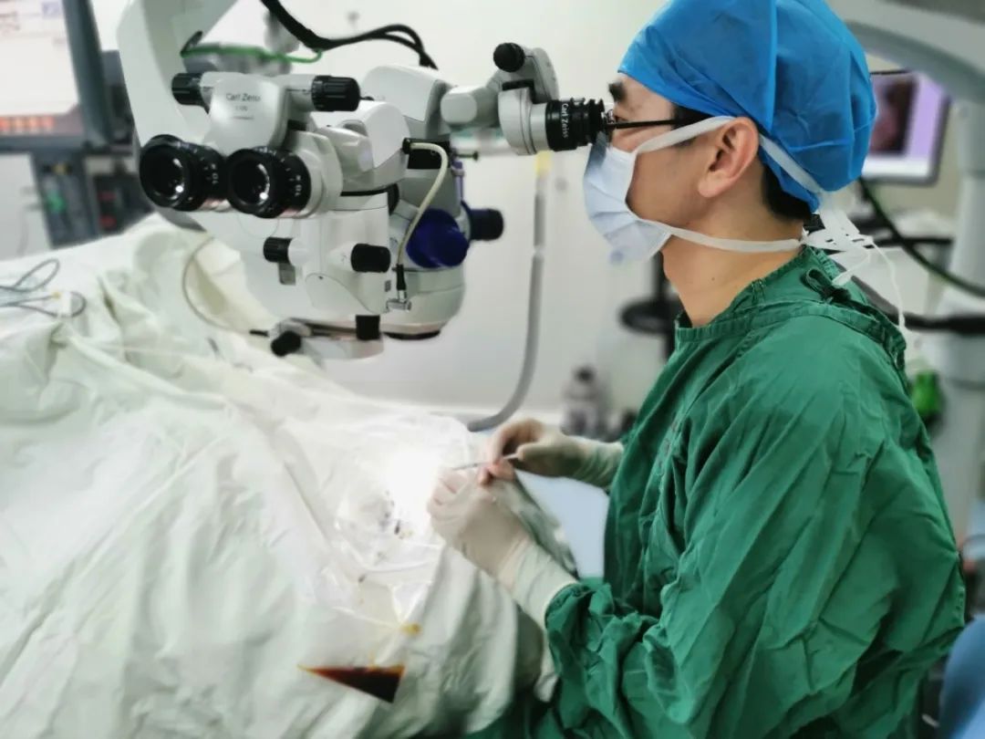 高度近视引起视网膜裂孔多少年了,高度近视造成视网膜破裂的后果