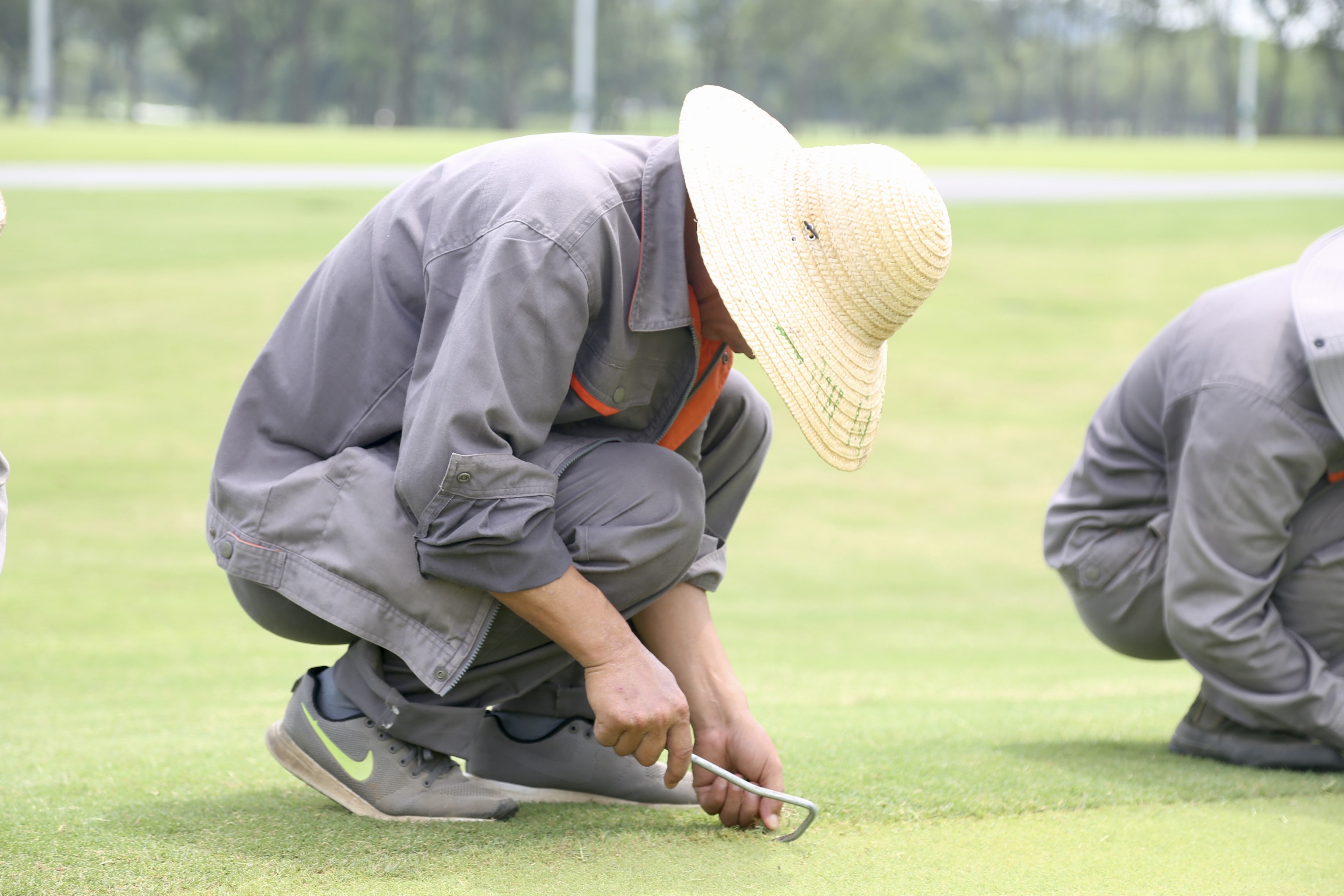 高温酷暑坚守岗位的建筑工人,高温下建设者的坚守