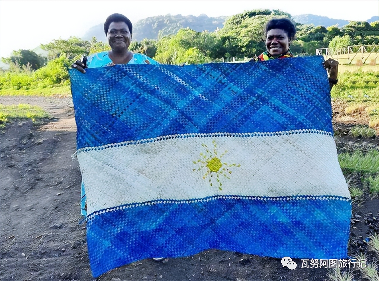 瓦努阿图两名妇女用树叶制作出阿根廷*旗国**
