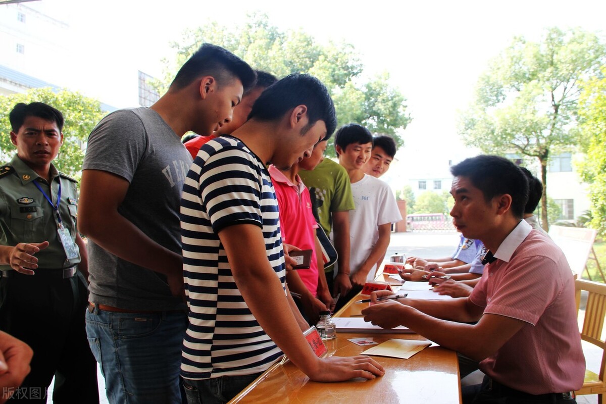 公务员政审审核驾驶证吗,父母离异再婚公务员政审怎么审核