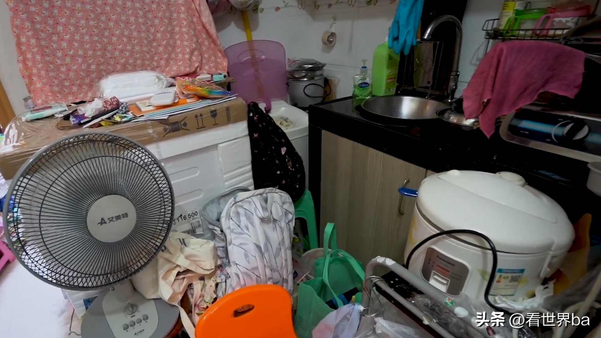 单亲妈妈带三个孩子住宾馆,单亲妈妈带两个女儿住公寓