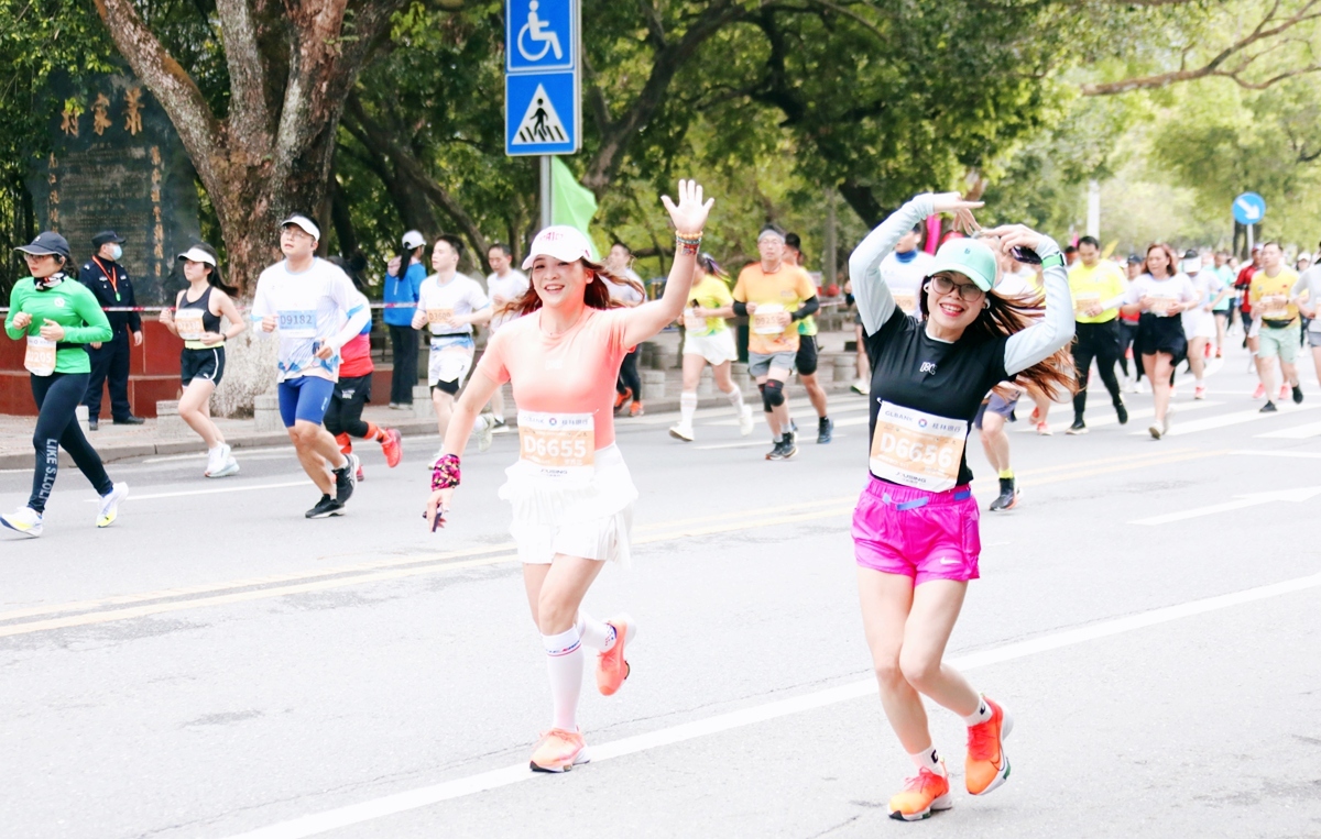 桂林：万名美女跑过桃花江畔！