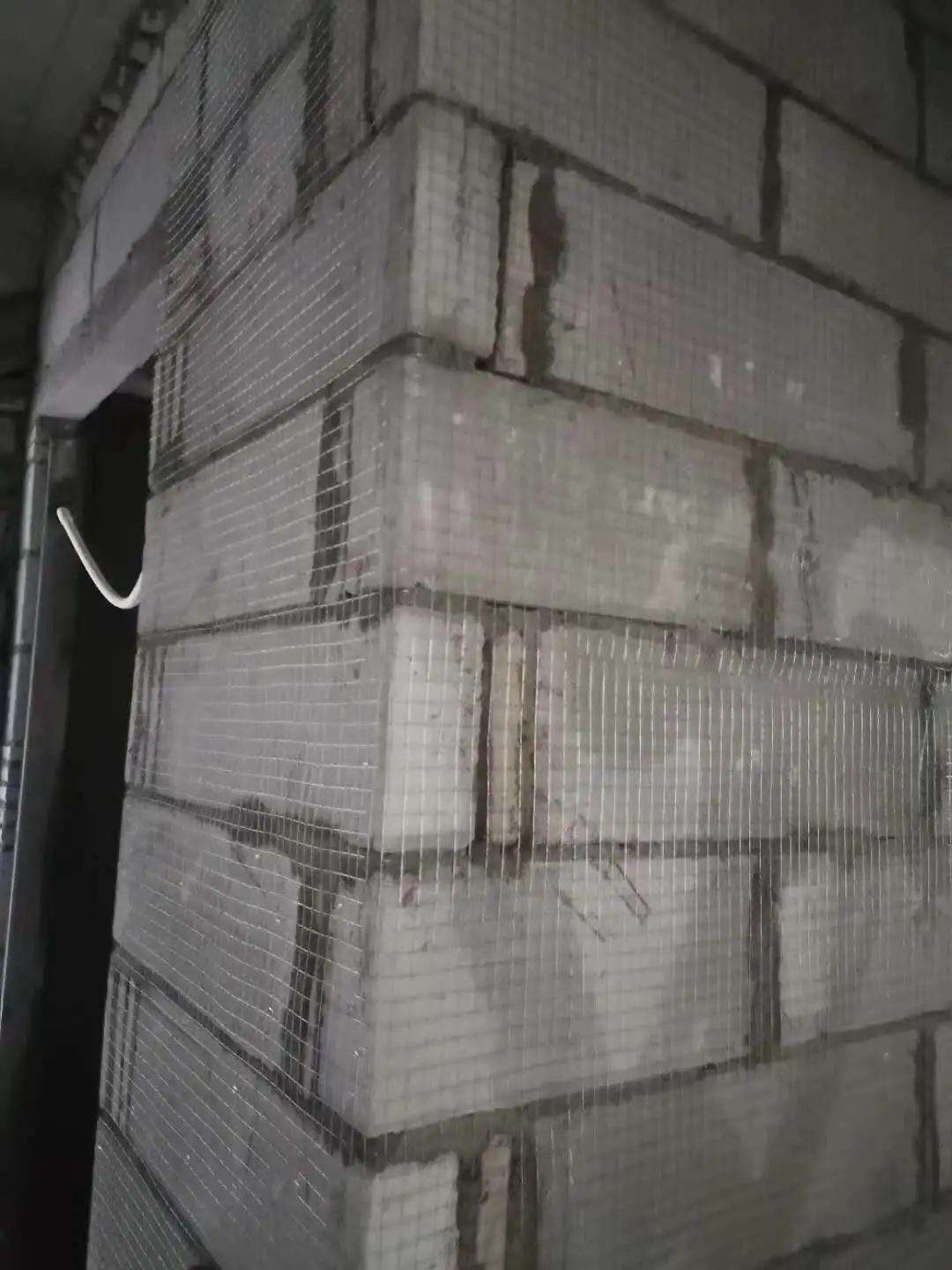 砌墙时要不要加铁丝网,砌墙时水泥砂浆要填满吗