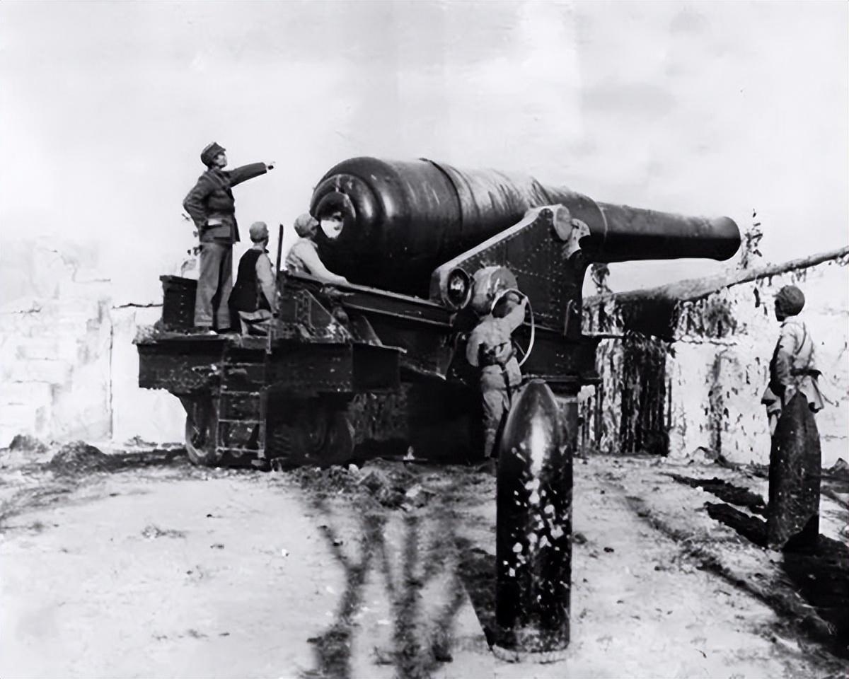 侵华日军残酷*行暴**，女子为活命脱下衣服让日本人拍摄，*辱侮**至死2