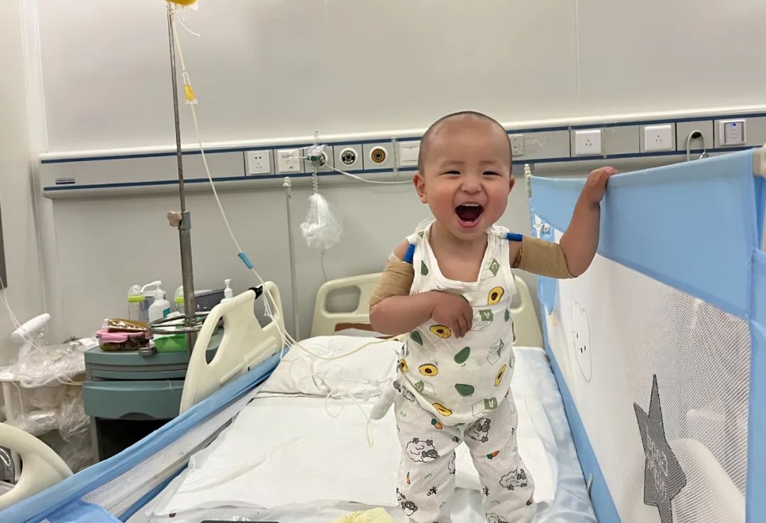 小孩身上长了一个大脓包是什么,男童白色小脓包