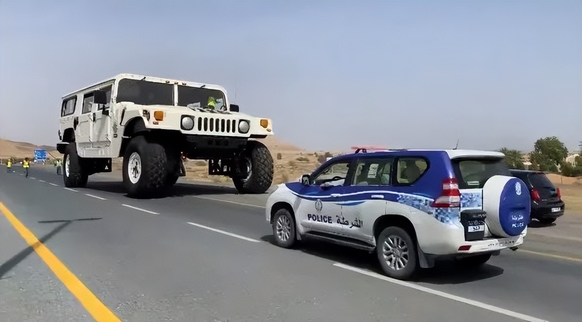 这个专开大车的中东浪子，最近搞了台两层楼高的悍马