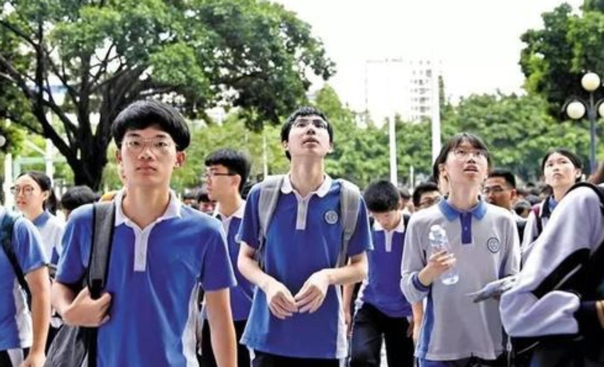 高考第一个交卷称高考太简单,声称考题太简单最后考了多少分