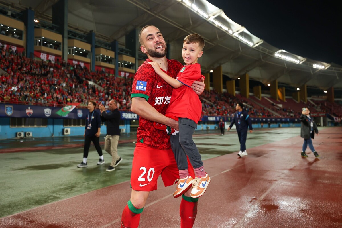 科维奇对球迷敬礼,科维奇向建业球迷敬礼