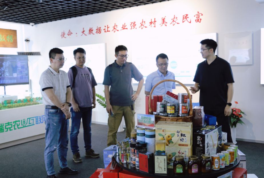 杭州城市大数据公司总裁罗飞军带队莅临布瑞克农业互联网参观考察