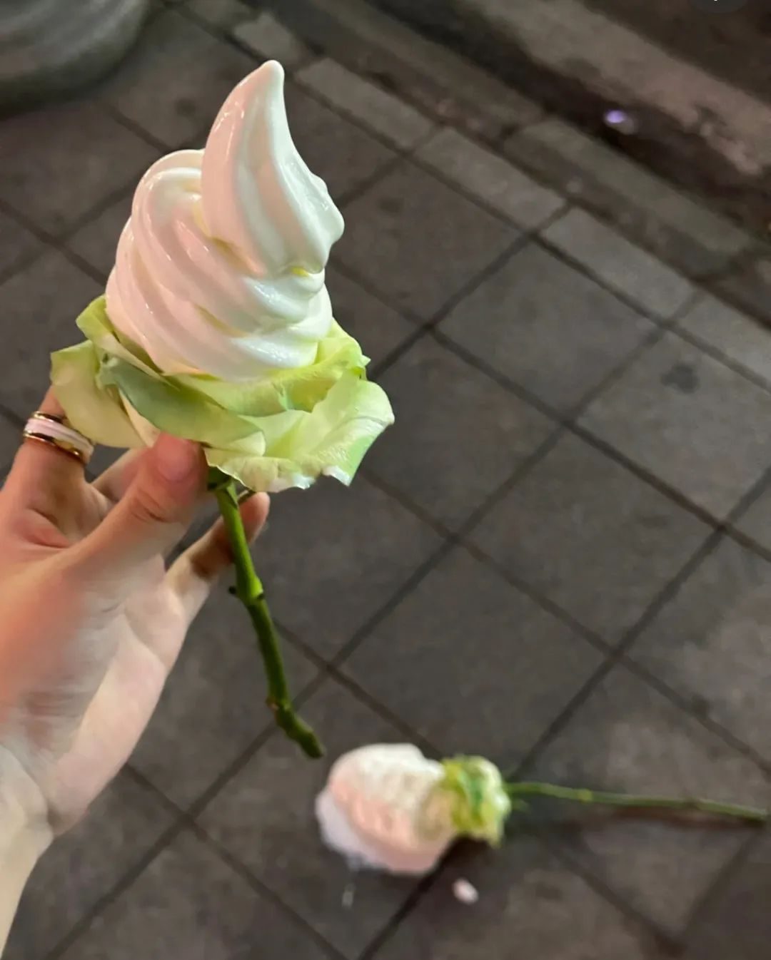 离谱到全网开骂的“玫瑰冰淇淋”事件:新型智商税,又来祸害人了