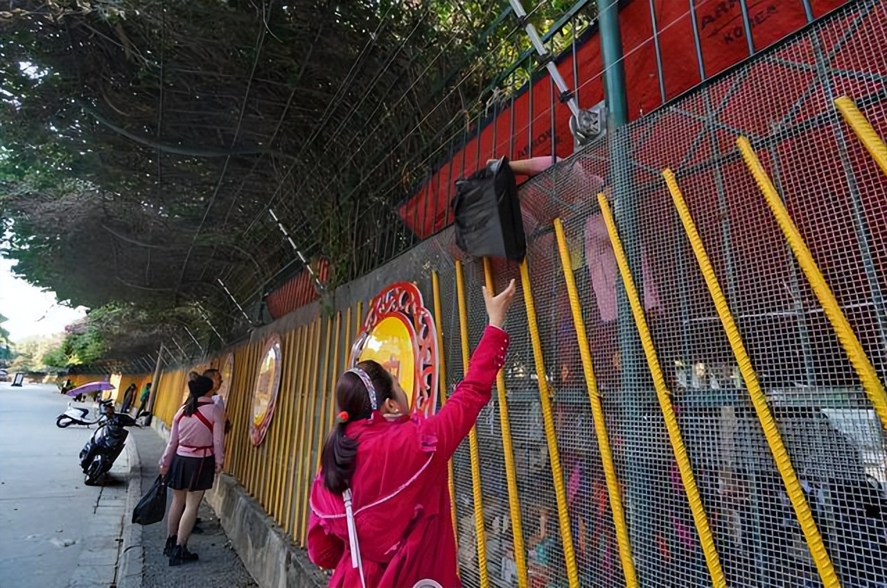 中缅边境铁丝网下交易，中国人大多是瑞丽人，缅甸货价格低廉