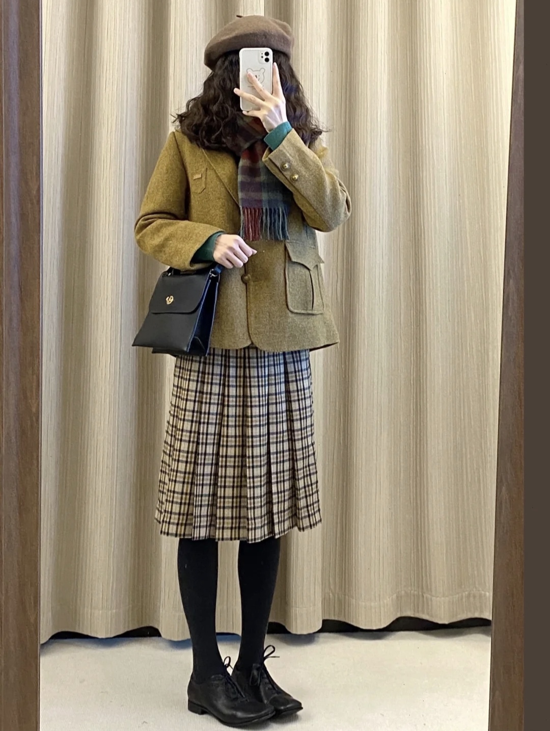 冬季流行鱼尾裙短款羽绒服穿搭,深色羽绒服搭配什么色的半身裙