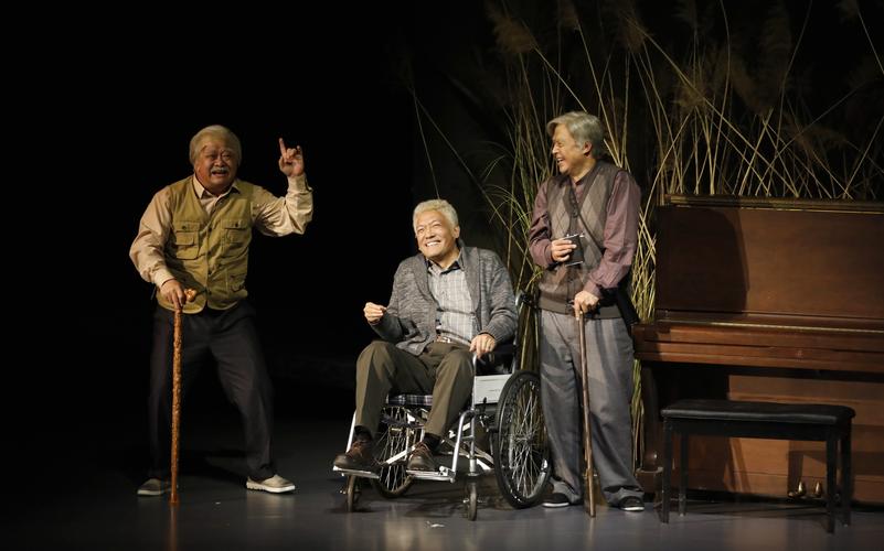 关于华语电影中的女性叙事的研究，并以毕业作品《花儿》为例