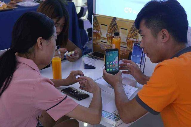 网上买手机和实体店价格差距大吗,买苹果手机去实体店好还是网上好