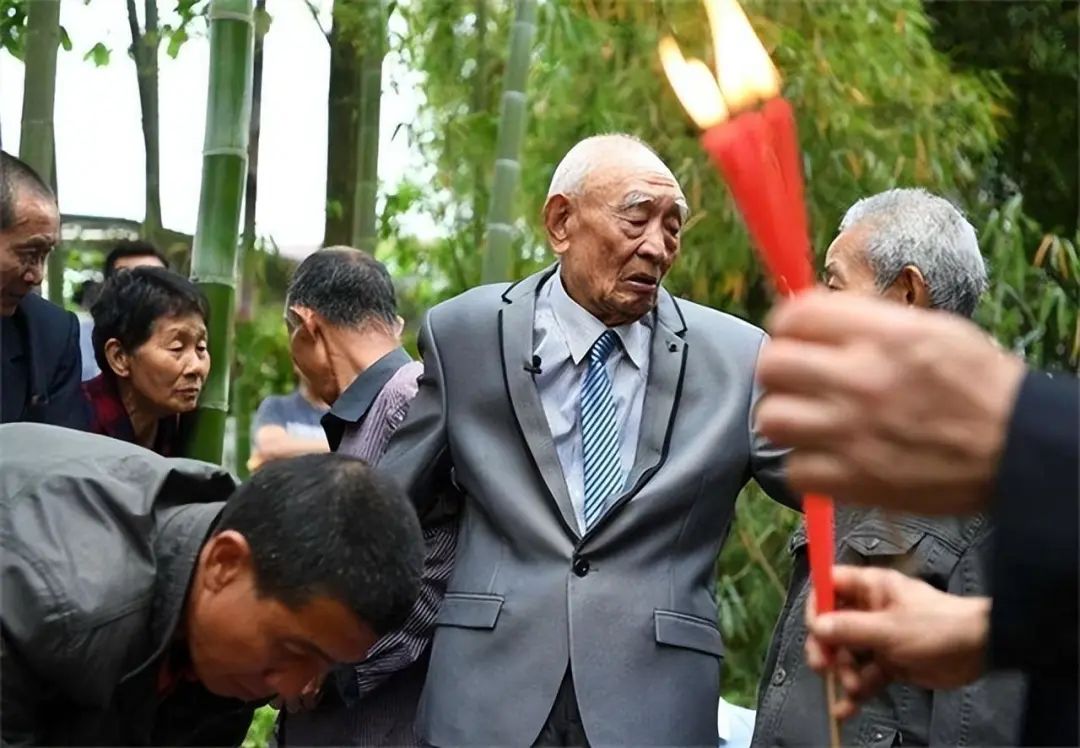 30年前台湾老兵回乡,台湾老兵与妻子分别45年团聚