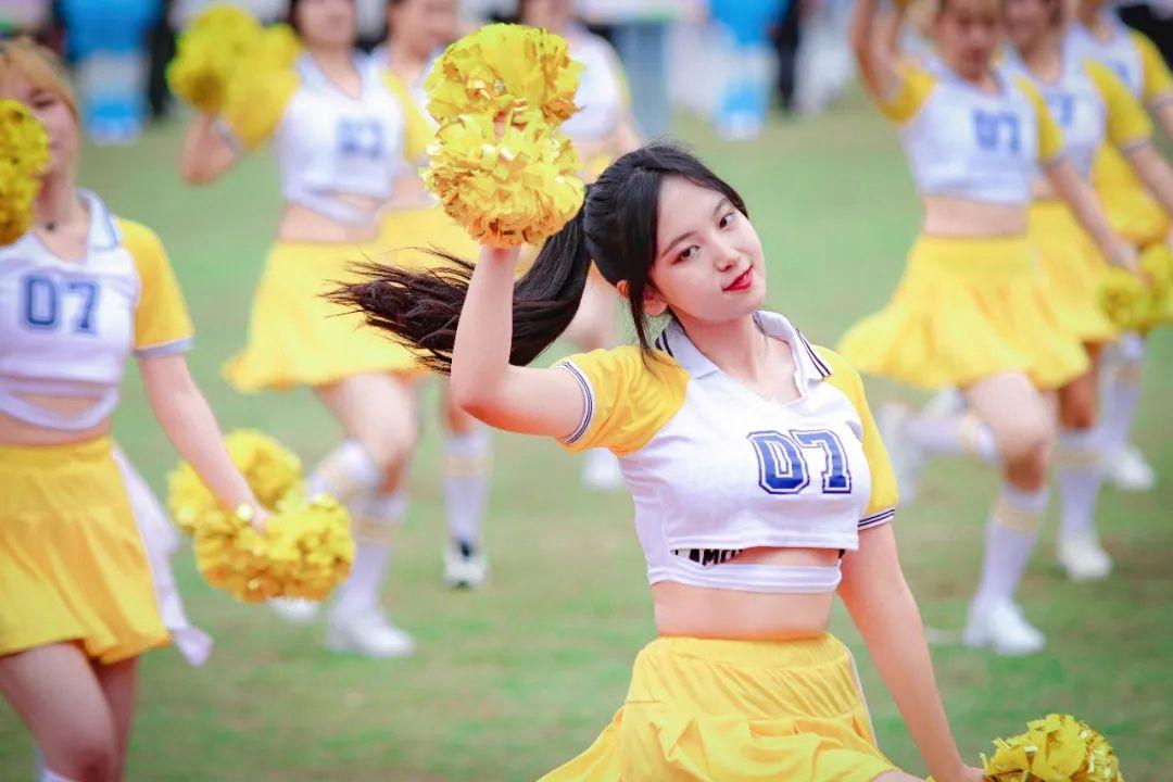 运动会举牌女生惊艳全场红裙子,运动会举牌女孩好惊艳