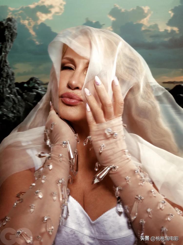 她的演艺生涯巅峰还远未到来,她的演艺事业推向了巅峰