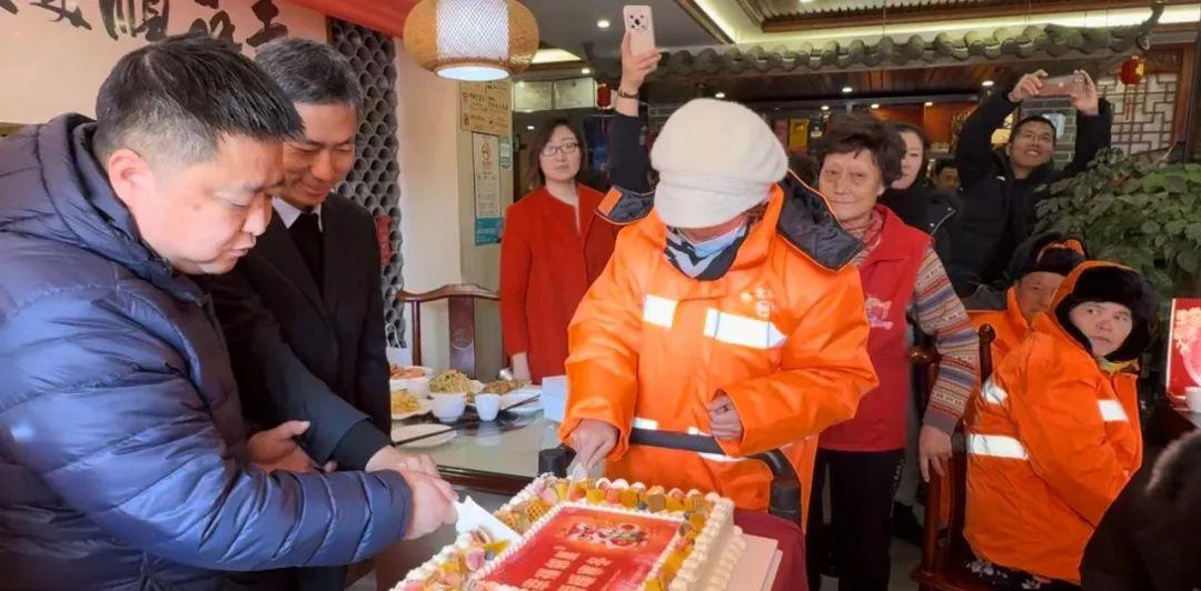 冬至饺子宴情暖环卫工,环卫工免费吃饺子馆