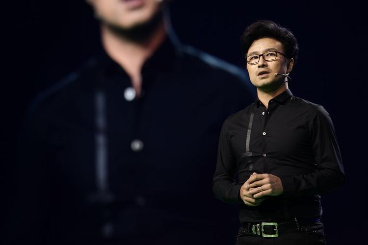 郭宏才：高中学历坑惨汪峰，5年诈骗百亿，逃到美国住豪宅开豪车