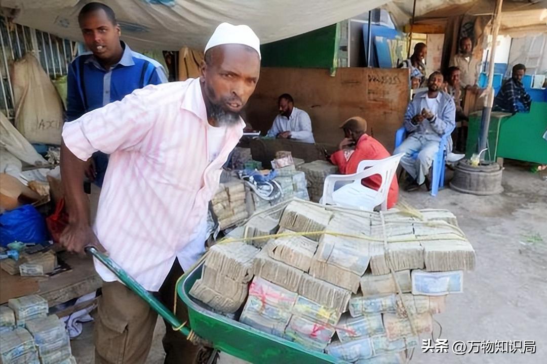 非洲索马里兰人用麻袋装钱，却个个瘦骨嶙峋，这是为什么