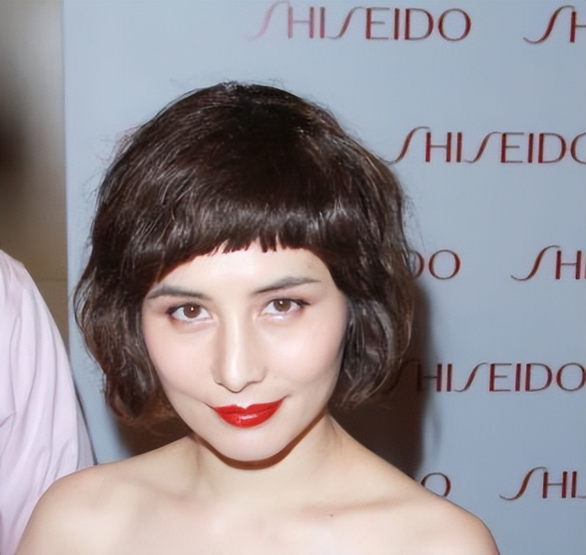 2013年何超盈,何超盈街头照