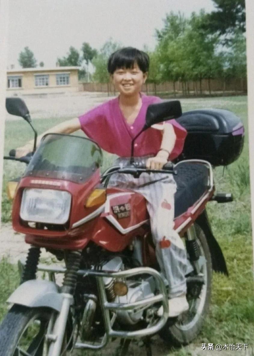 三十多年前的一张老照片,村里第一辆摩托车