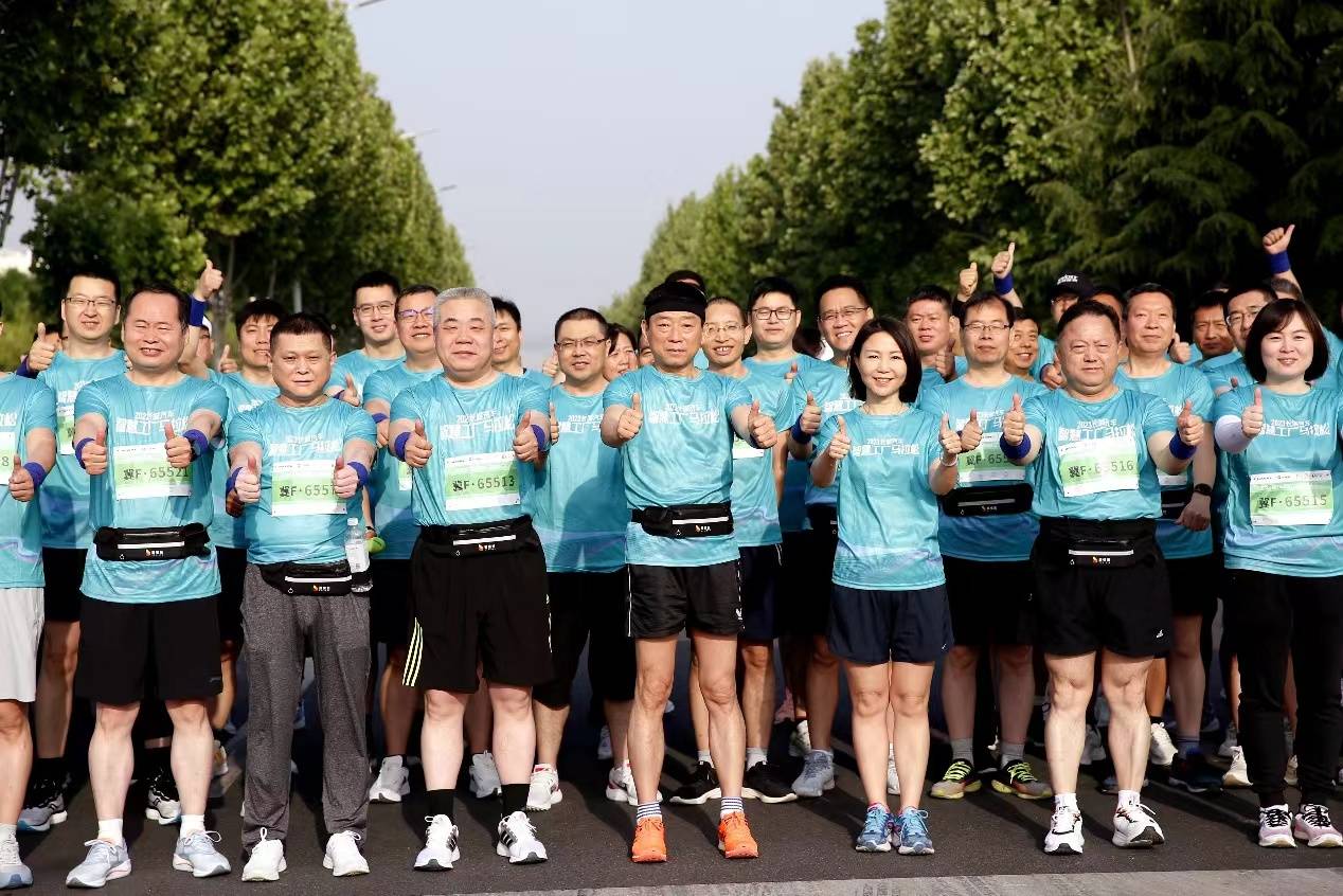 魏建军领跑马拉松完整版,魏建军接地气