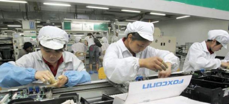 20岁小伙在工厂流水线,小伙在工厂上夜班坚持七年