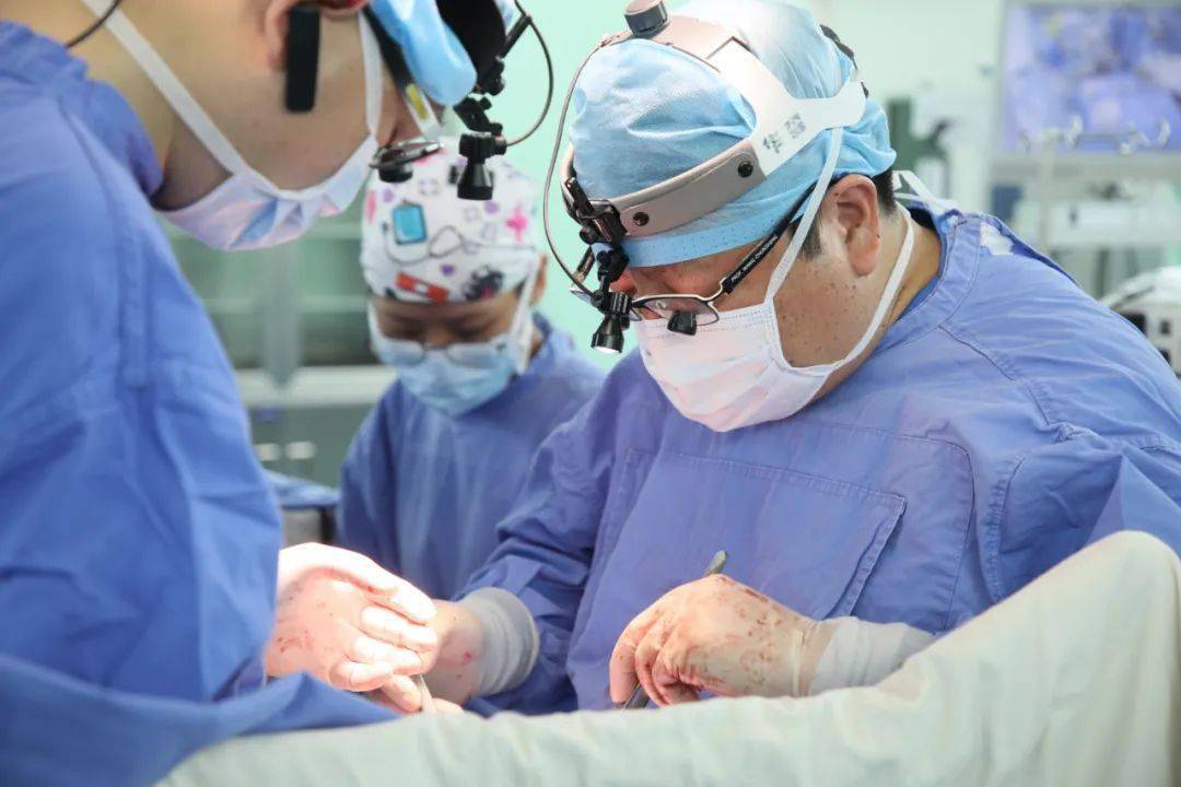 全胸腔镜下，与右侧开胸小切口房间隔缺损修补术的临床结果分析