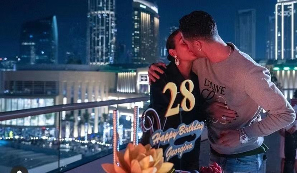 c罗是怎么保住三个孩子的,c罗龙凤胎儿子夭折球迷鼓掌