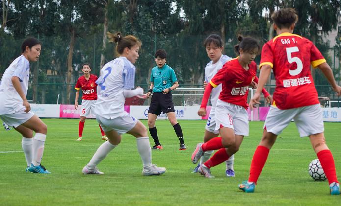 张琳艳4分钟内连入两球扳平比分,张琳艳国青世界波绝杀