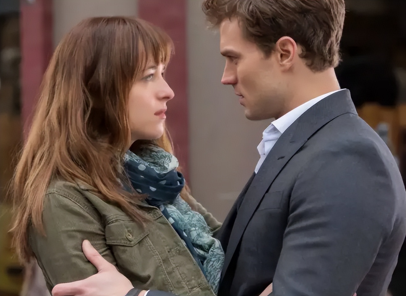 奥斯卡造型太浮夸!有人戴400万钻石手镯,有人胸口仅一条布带