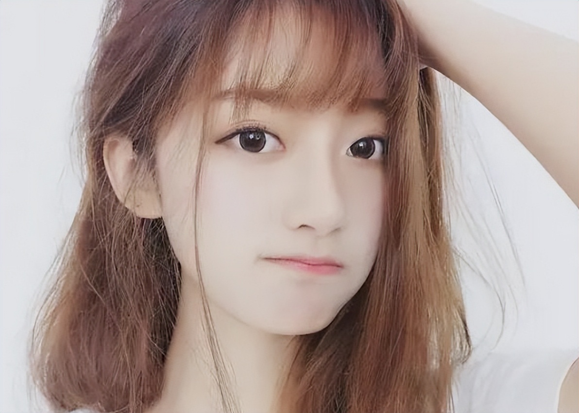 57岁妇女长外阴白斑是咋回事,女士外阴长白斑