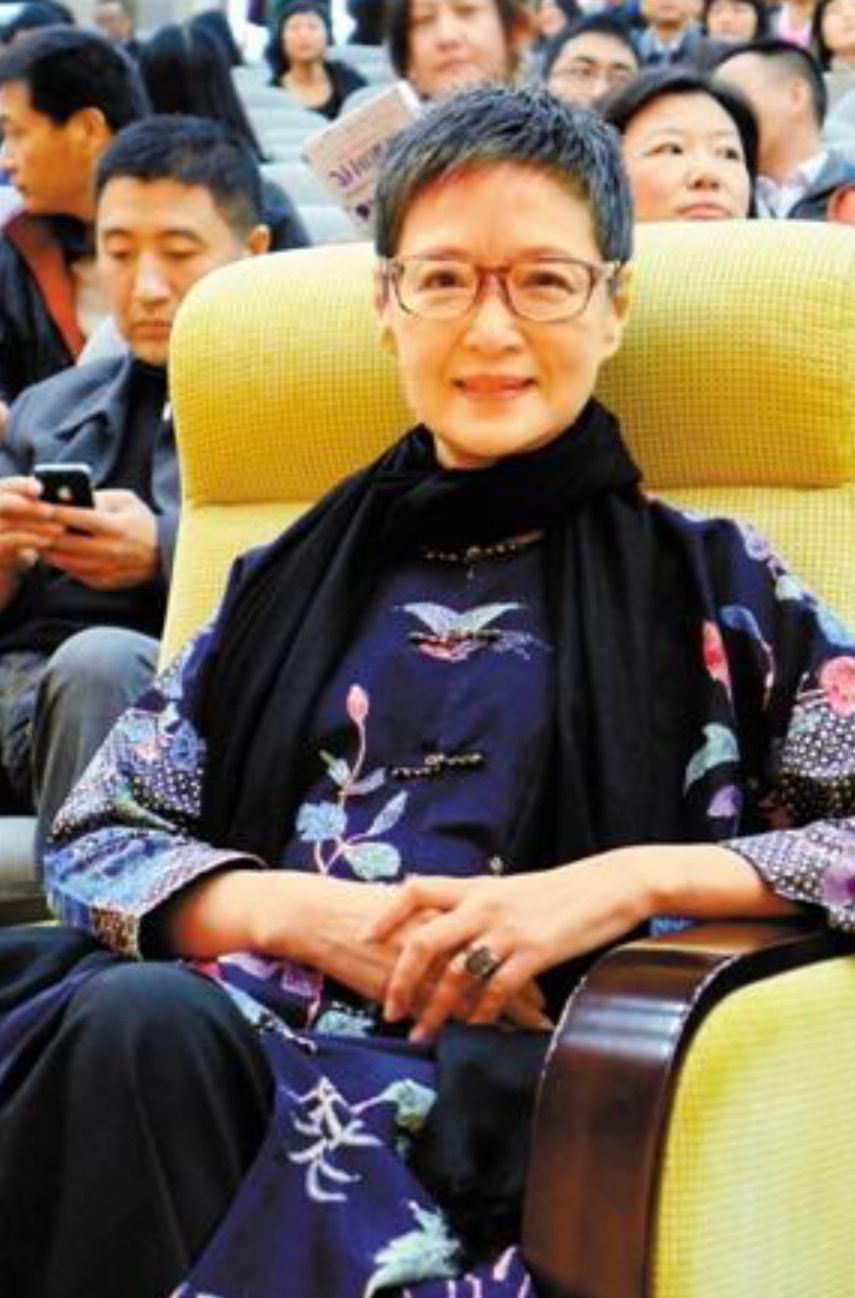 四十多岁的女人适应长发还是短发,40岁女人留长发年轻还是短发年轻