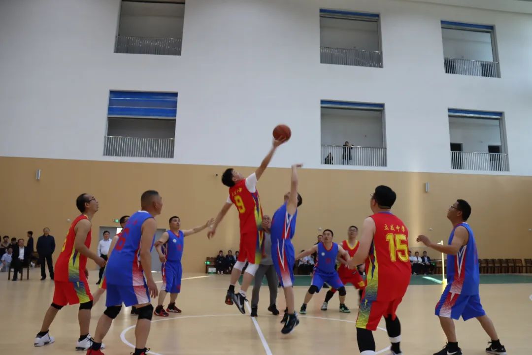 “篮”不住的风采“足”够精彩