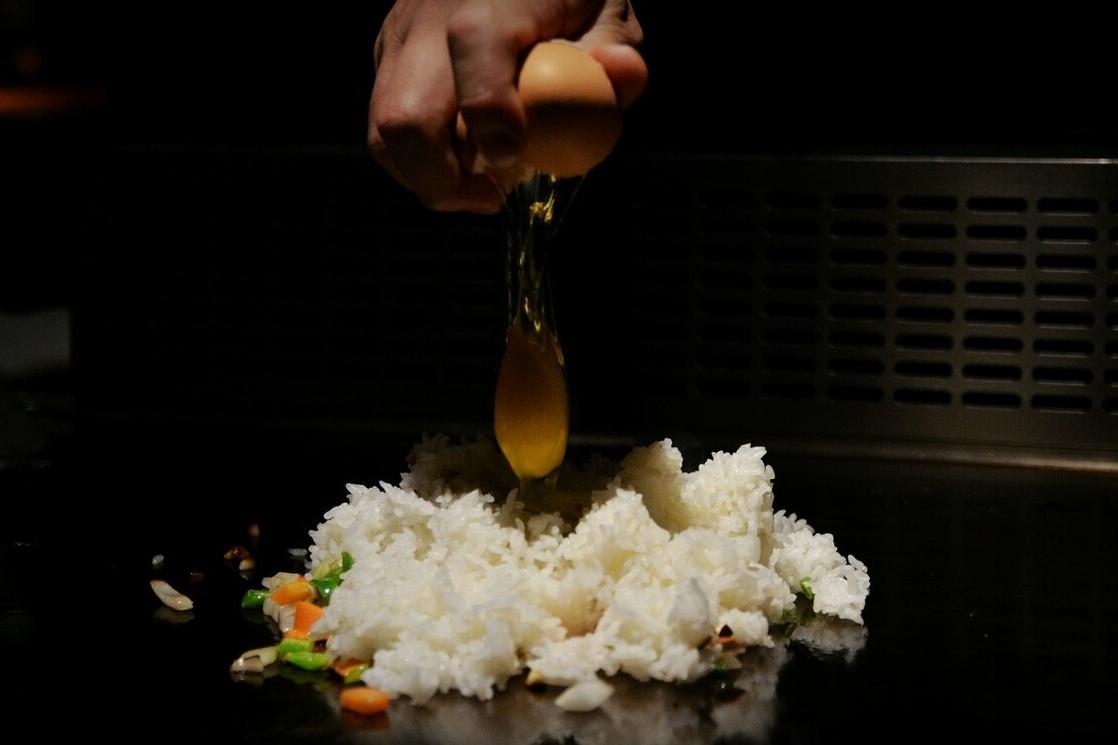 燃情铁板万物烧，烈焰闻香识味趣