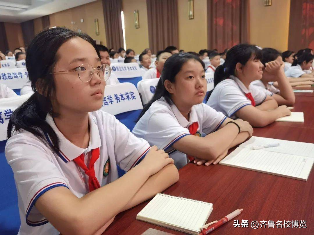 影领人生济南中学初一特色思政课《我和我的父辈》手抄报在线展览