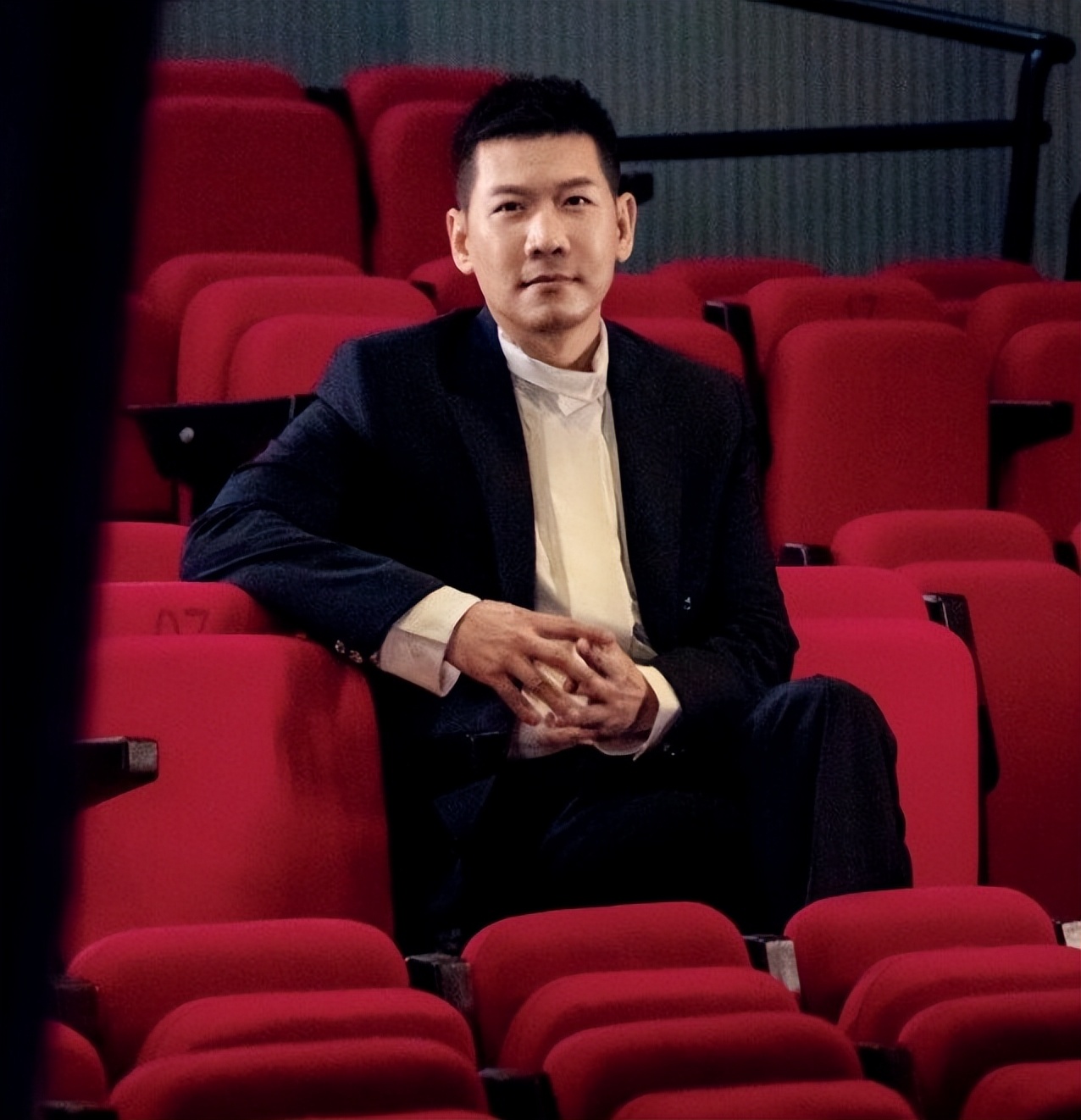 演员王东家暴妻子上热搜，同名主持人无辜躺枪，百度百科急忙修改