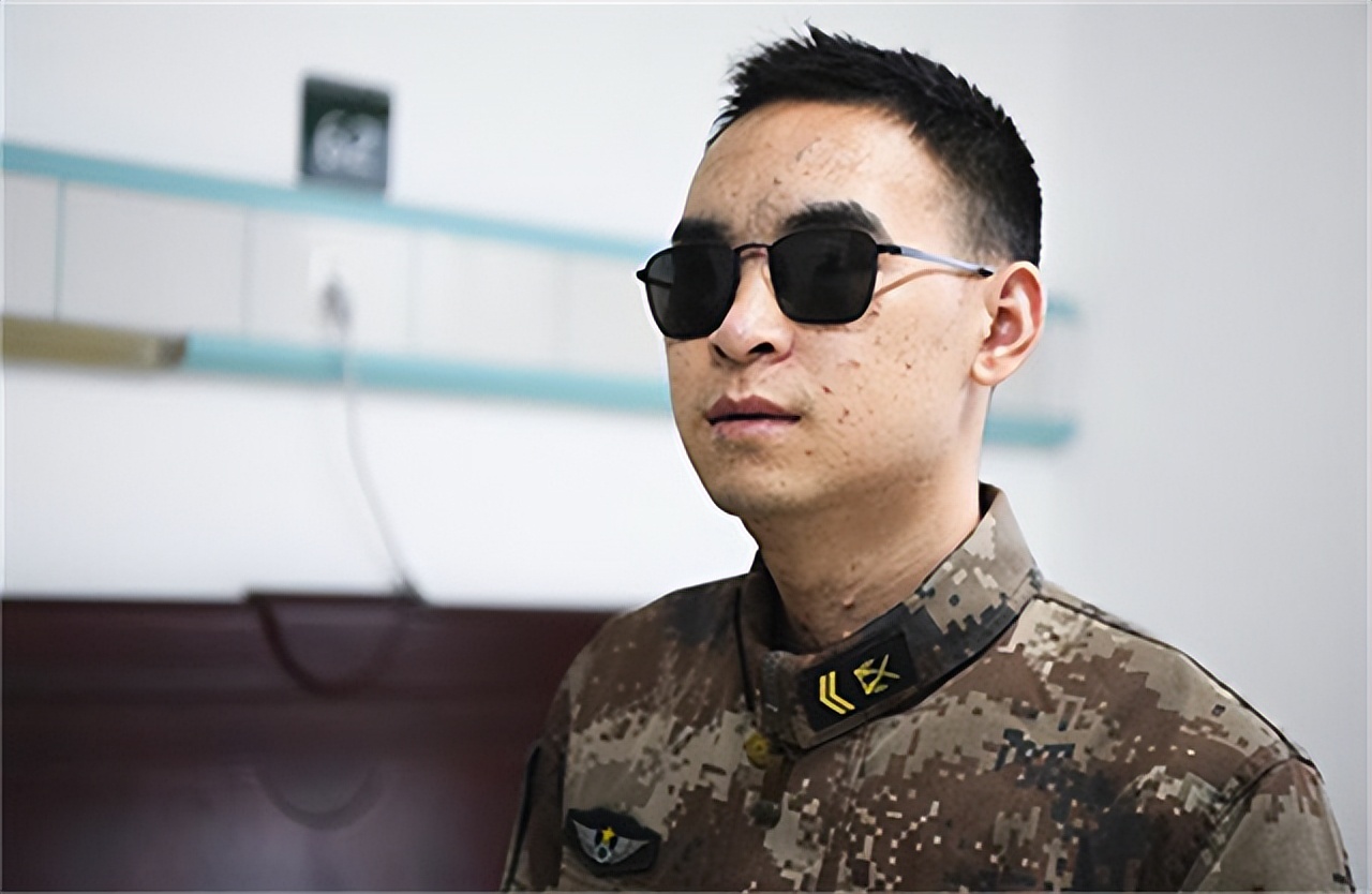 中国排雷英雄杜富国授勋仪式,排雷英雄杜富国八一勋章视频