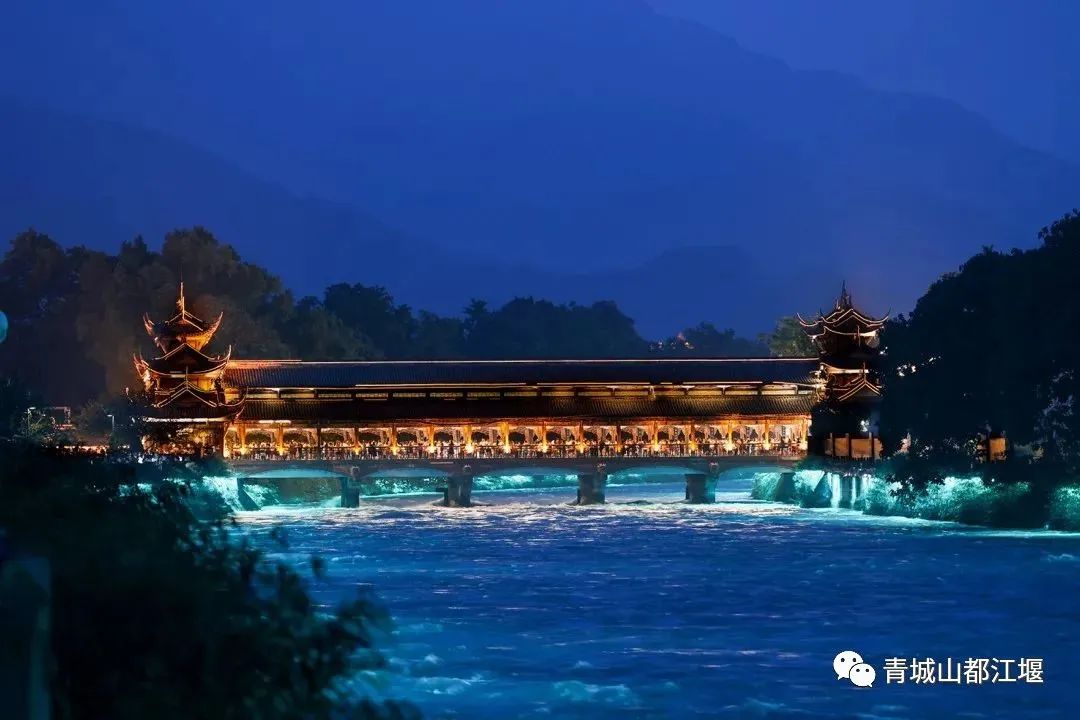 初秋城市漫游指南！都江堰8大爆款夜游地全在这里，吹河风尝美食get暴走两万步的畅快~
