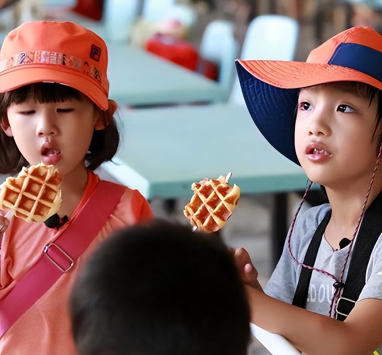 陆毅与贝儿近照,陆毅晒贝尔的长腿