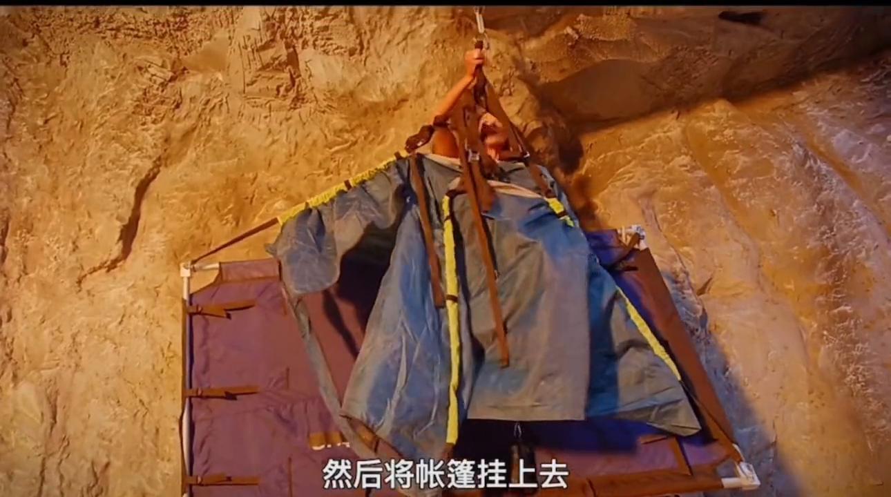 女子在悬崖被追杀,女孩在悬崖边被三人追杀