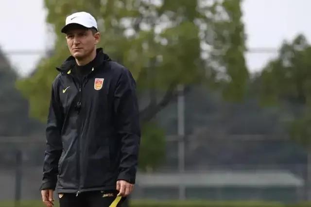 为什么感觉便宜的球不好踢,球踢不高踢不远是什么问题