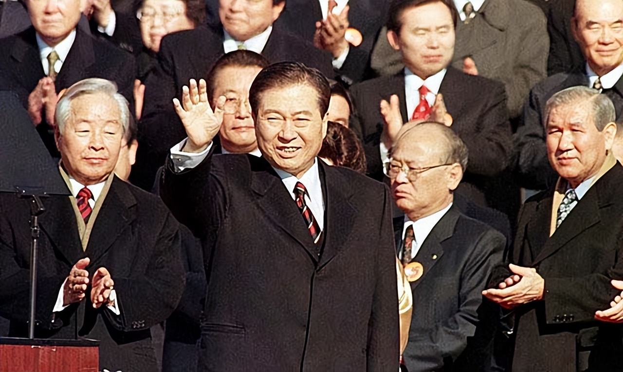 2009年韩国前总统卢武铉跳崖身亡后，儿子赴中国发展，女儿获刑