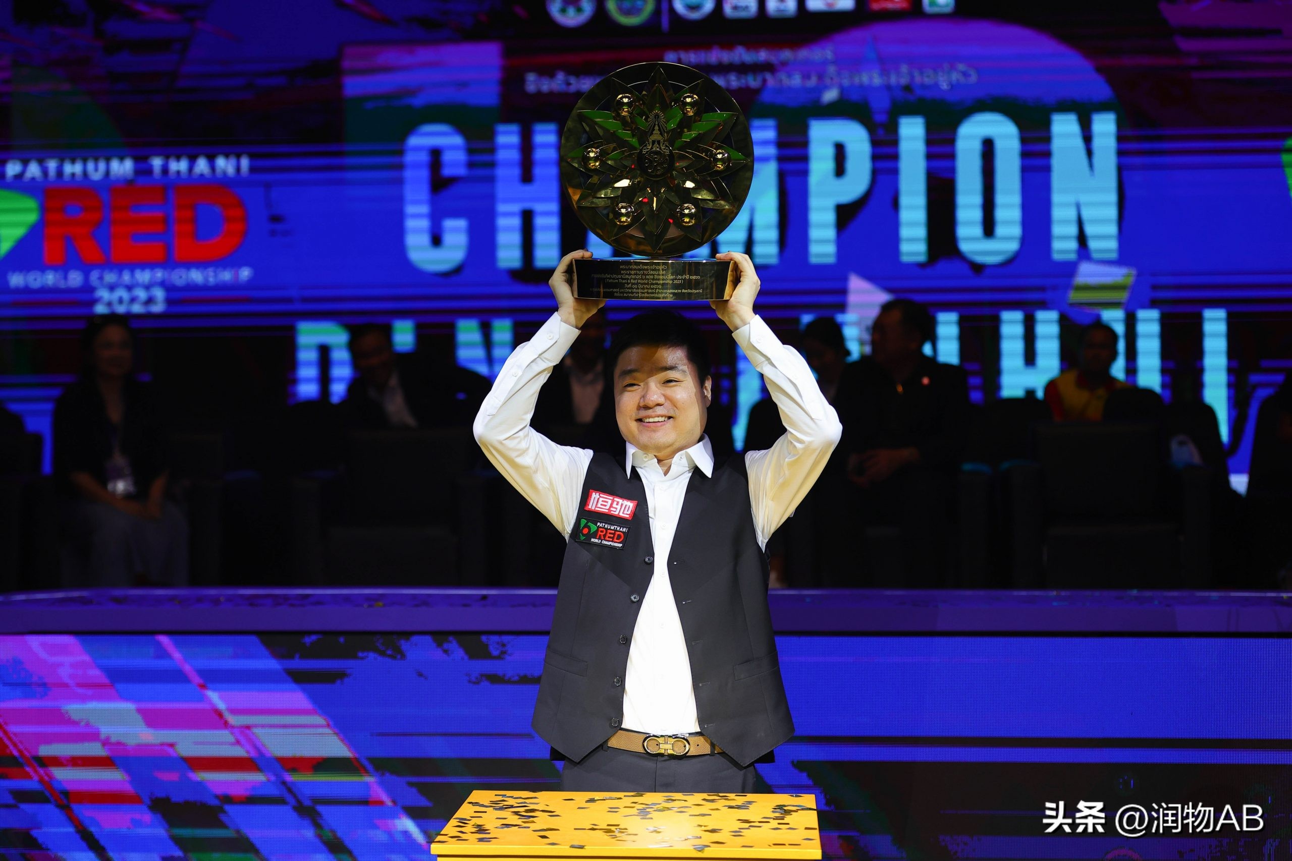 丁俊晖拿下比赛秀球技,丁俊晖锦标赛借力打力