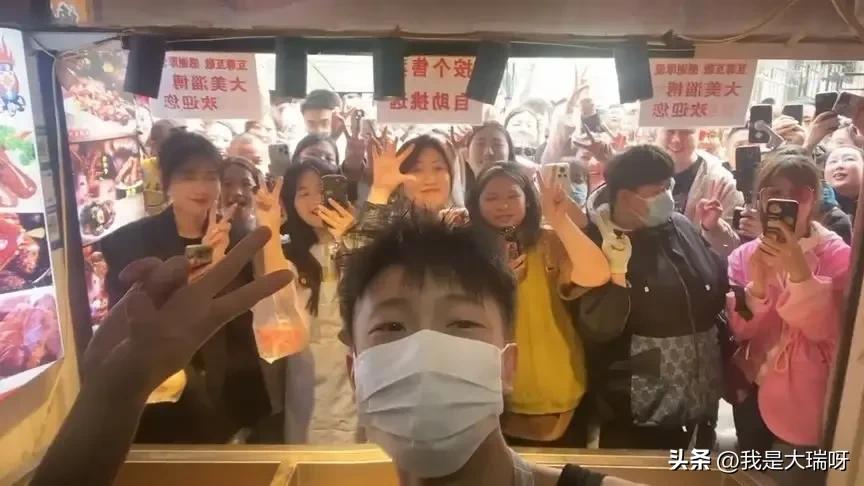 淄博鸭头小哥一天能挣多少钱,淄博鸭头小哥一天卖多少个