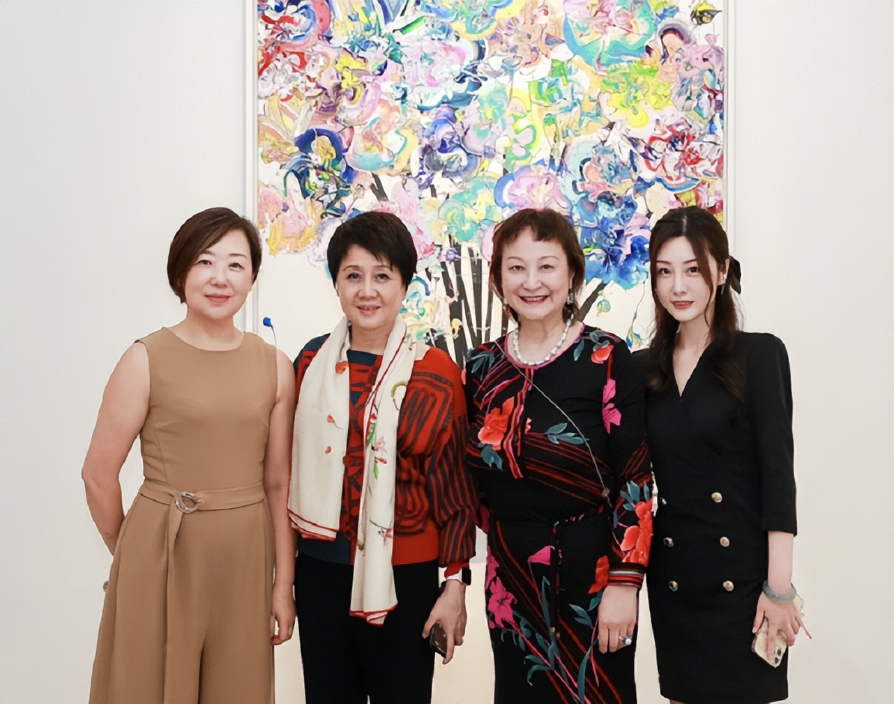 奚梦瑶与何猷君出席家族活动,奚梦瑶晒出一家四口握手照